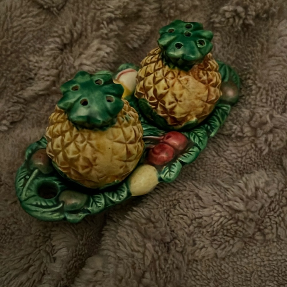 😄MCM pineapple salt and pepper shakers
